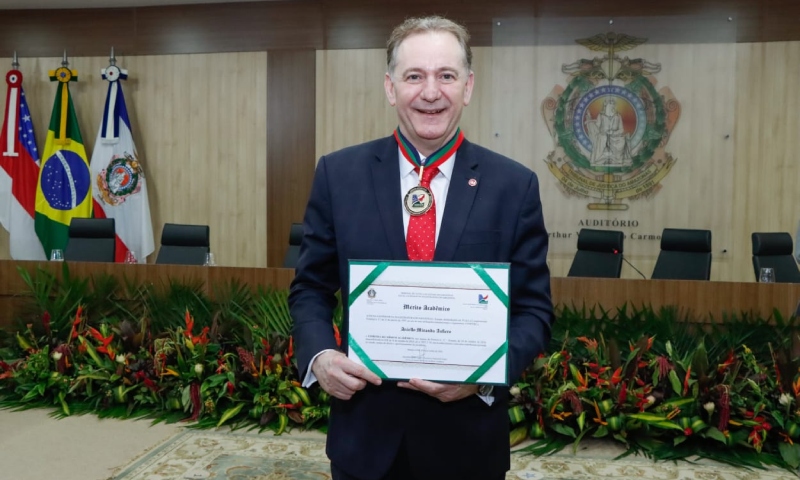 Aniello Aufiero recebe Medalha do Mérito Acadêmico na ESMAM