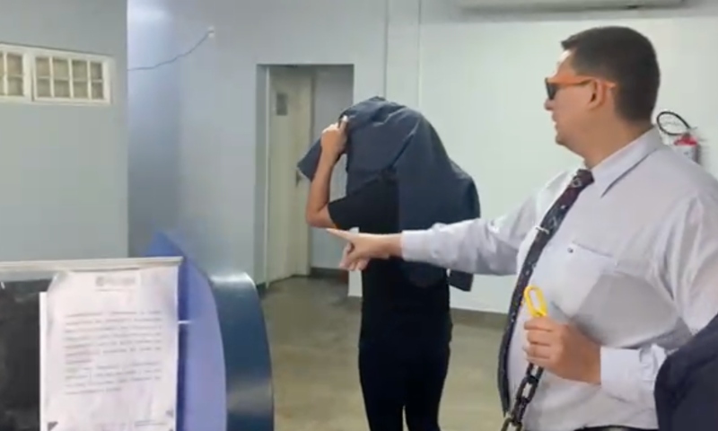 Com vergonha e escondendo o rosto, último integrante do ‘Bonde dos Mauricinhos’ presta depoimento à polícia