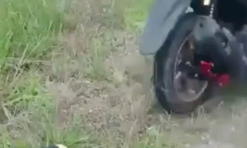 Mulher se desespera ao perceber que teve braço arrancado durante grave acidente; veja vídeo