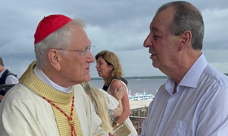 Senador Omar Aziz prestigia missa de inauguração do primeiro barco-hospital do Amazonas