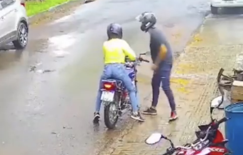 Amor bandido: ladrão abandona a própria namorada durante roubo de moto; veja vídeo