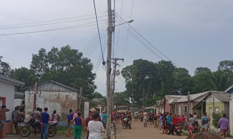 População toca fogo em homem que esquartejou e incinerou o corpo da esposa em Borba; veja vídeo