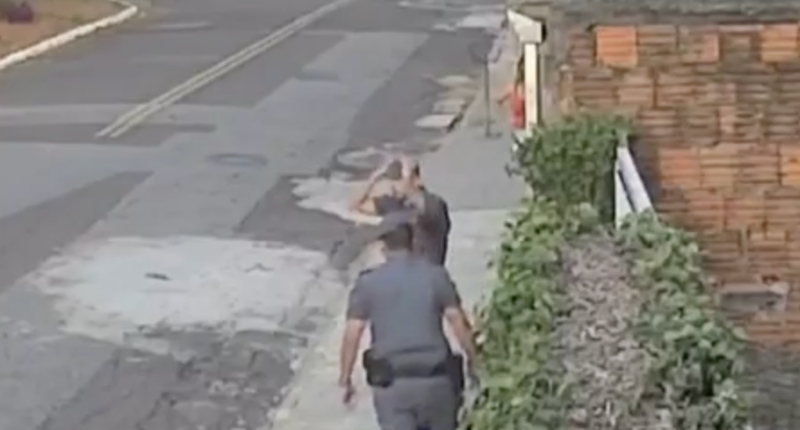Vídeo mostra policiais militares agredindo e desmaiando dona de casa; veja