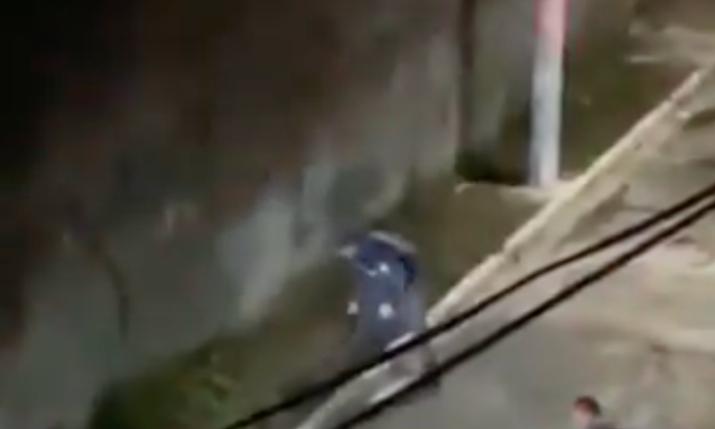 Vídeo flagra momento em que PM pisa na cabeça de motorista de app durante abordagem; veja