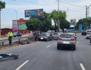 Acidente na avenida Cosme Ferreira causa lentidão no trânsito na zona Leste