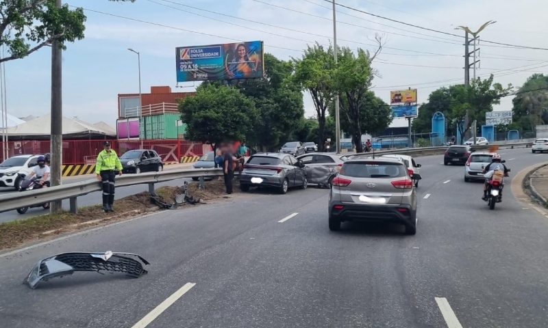 Acidente na avenida Cosme Ferreira causa lentidão no trânsito na zona Leste
