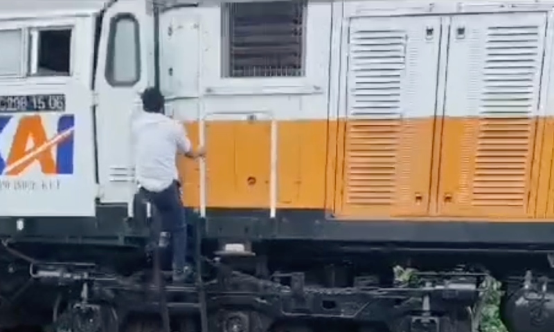 “Não acredito que ele ainda está vivo!”: jovem é estraçalhado após ficar com a cabeça presa em roda de trem; veja vídeo