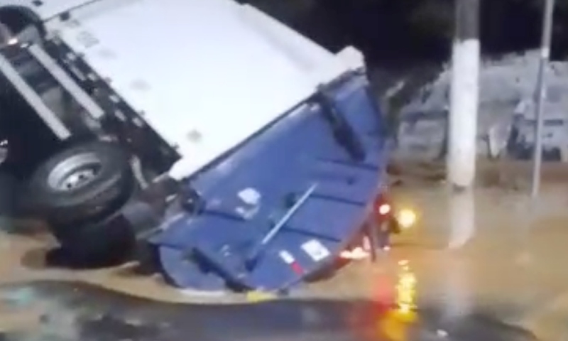 Trecho da Estrada da Ponta Negra é interditado após caminhão de lixo ser engolido por cratera; veja vídeos