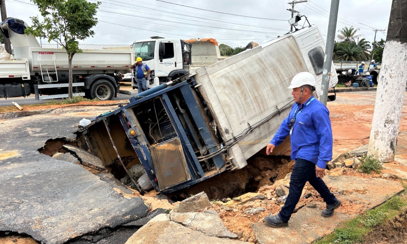 Cratera na Estrada da Ponta Negra altera trânsito e paralisa fornecimento de água em bairros de Manaus