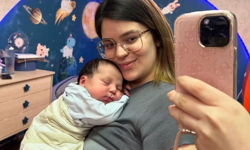 No hospital, Viih Tube celebra 1 mês de Ravi: ‘Comemoraremos a sua volta para casa’