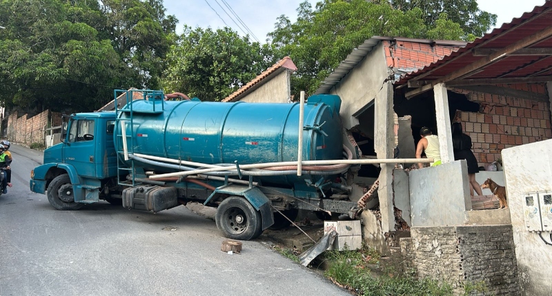 Caminhão desgovernado invade casa no Grande Vitória; veja