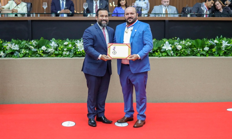 Deputado Dr. George Lins entrega Medalha do Mérito Legislativo ao prefeito de Tefé, Nicson Marreira