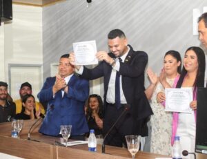 Sob aplausos da população, Emerson Mello é diplomado e assume prefeitura de Beruri