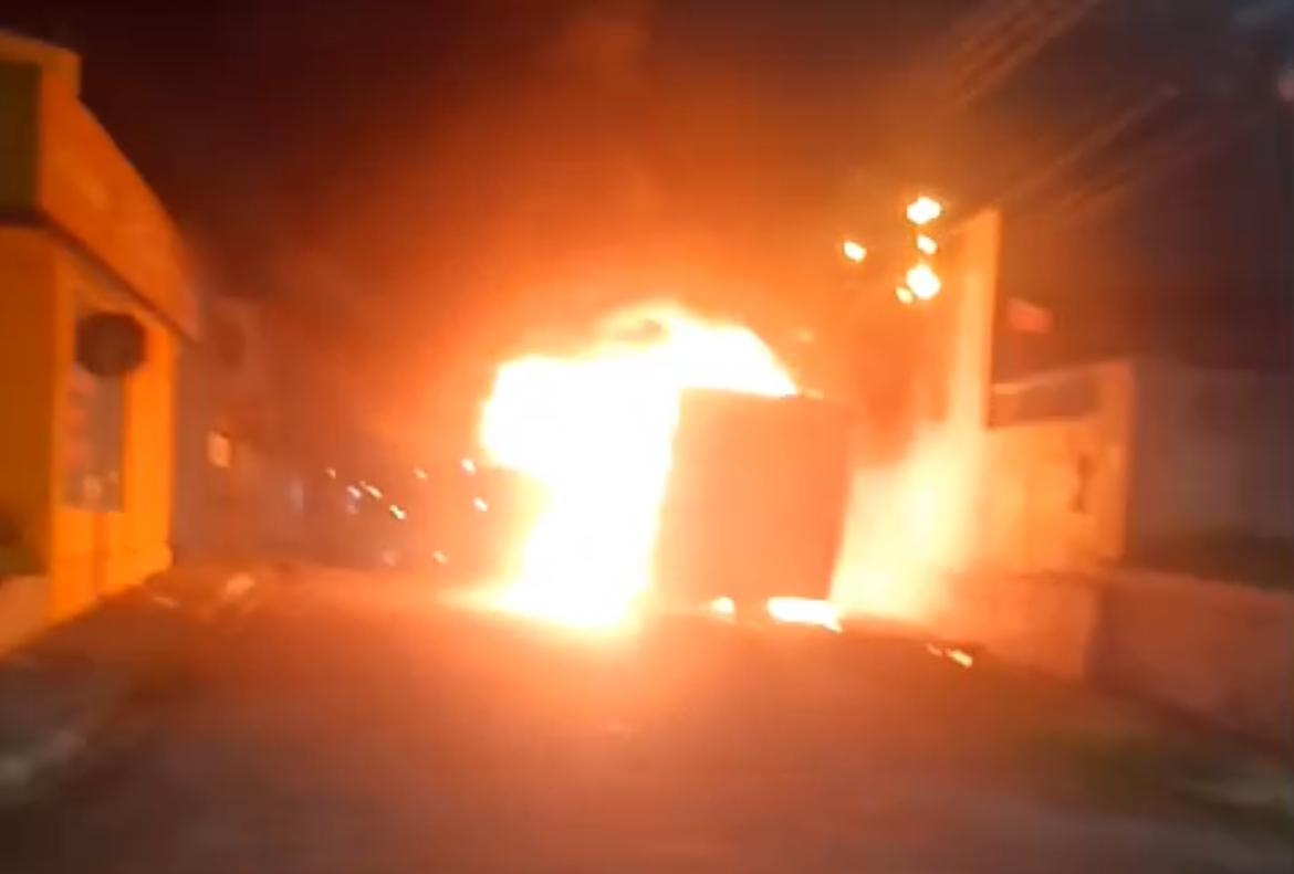 Ônibus pega fogo no meio da rua no bairro Japiim; Veja vídeo