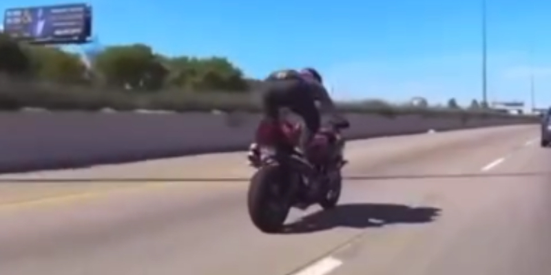 Jovem se dá mal ao empinar moto em avenida; veja vídeo