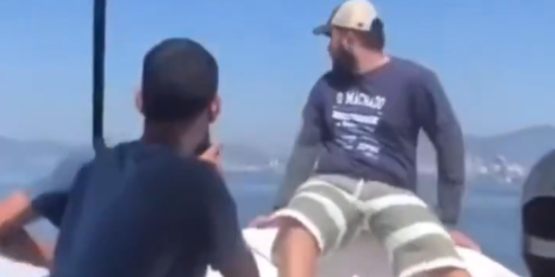 “Só de boa”, pescador inusitado chama atenção de grupo em barco; veja vídeo