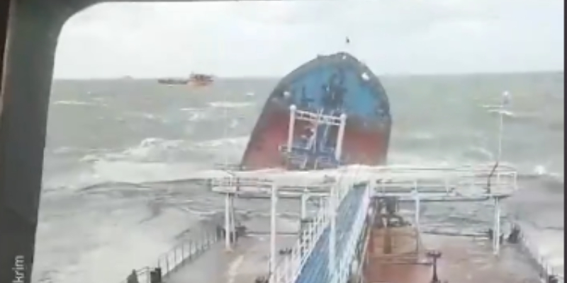 Navio russo parte ao meio e petroleiro morre durante tempestade; veja vídeo