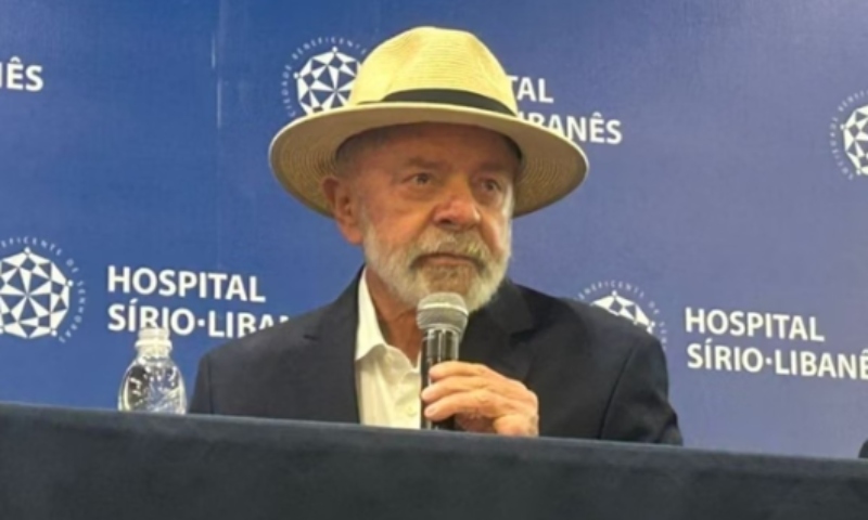 De chapéu, Lula aparece de surpresa em coletiva de médicos após alta; veja vídeo