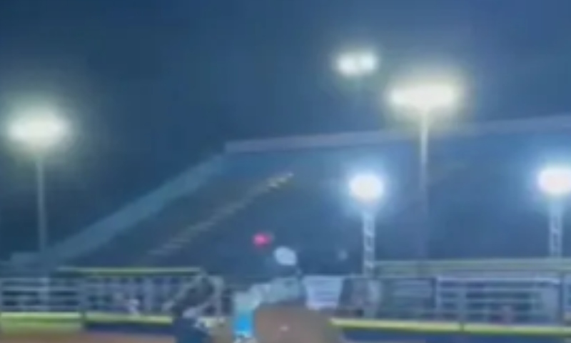 Veja momento em que locutor é pisoteado por touro durante rodeio