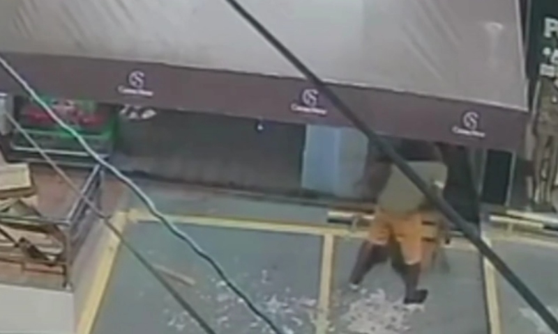 Bandido é flagrado invadindo loja da Cacau Show em Coari e ‘fazendo a limpa’; veja vídeo