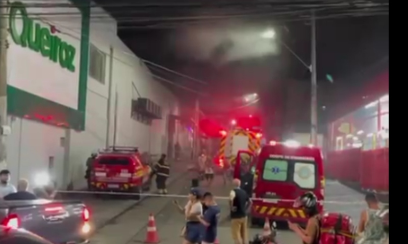 Incêndio de grandes proporções atinge Loja Queiroz na Avenida Constantino Nery; veja vídeos