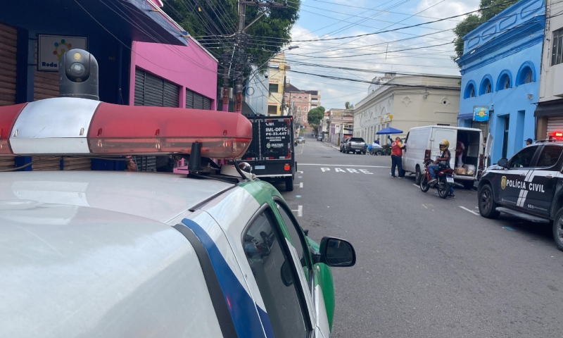Urgente: suposto ladrão de fio é morto com o crânio esmagado no Centro de Manaus; veja vídeo