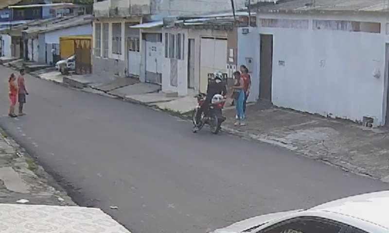Mulher sai de casa para treinar e acaba sendo assaltada no caminho para academia em Manaus; veja vídeo
