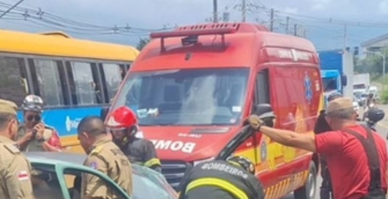 Grave acidente deixa vítimas presas às ferragens no Distrito Industrial