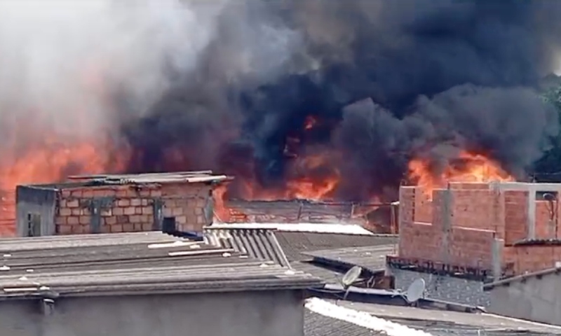 Incêndio devastador destrói centenas de casas no interior de SP; veja vídeos