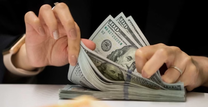 Dólar dispara e passa de R$ 6,20, mesmo com novo leilão do Banco Central; entenda