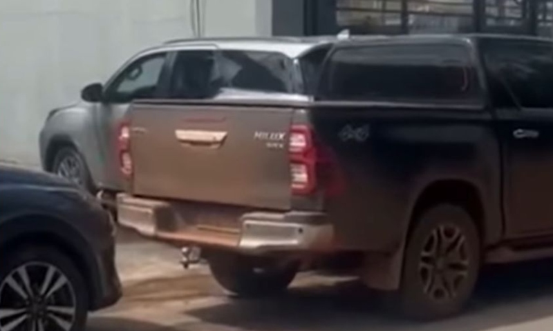 Motorista se revolta com Hilux parada em frente à sua garagem e sai arrastando a picape; veja vídeo