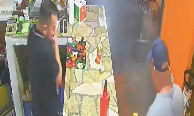 “Parecia uma bomba”: veja momento em que coxinha explode na boca de cliente