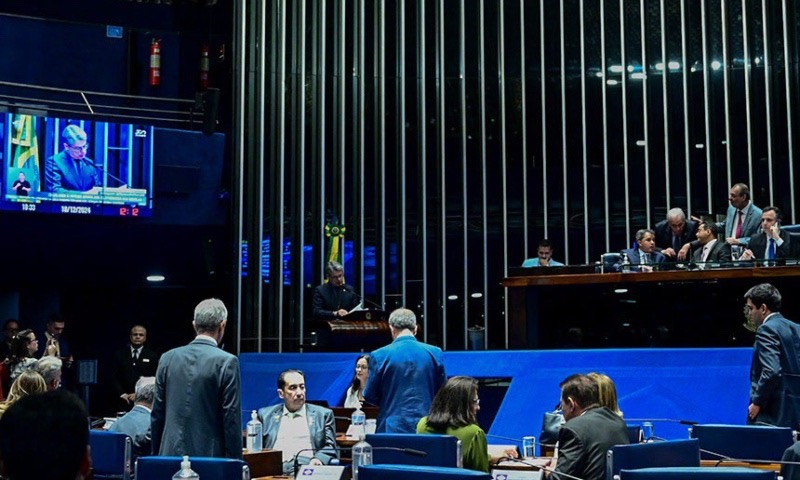 “Somente em casos de emergência”: Senado aprova projeto que proíbe o uso de celular em escolas