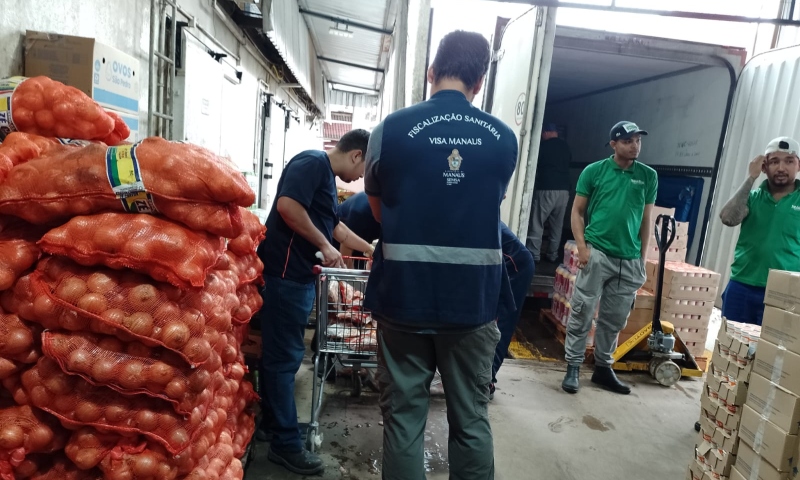 ‘Natal com Saúde’: Visa Manaus apreende 200 quilos de alimentos impróprios em operação