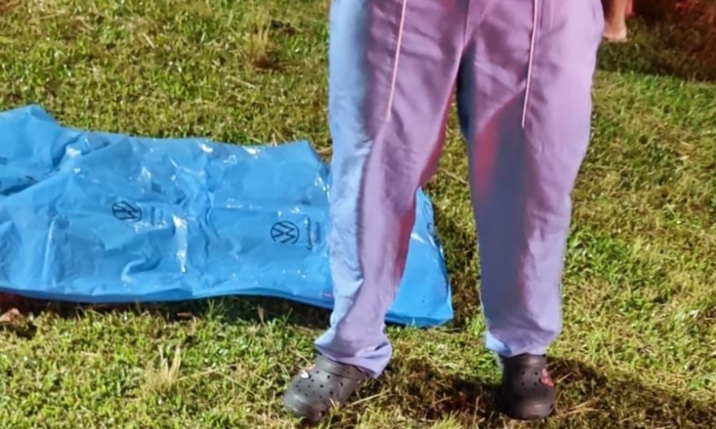 Homem é perseguido e executado com mais de 10 tiros em campo de futebol em Manaus; veja vídeo