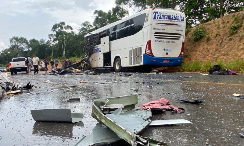 Bombeiros confirmam 4 mortos e pelo menos 15 feridos em acidente na AM-010