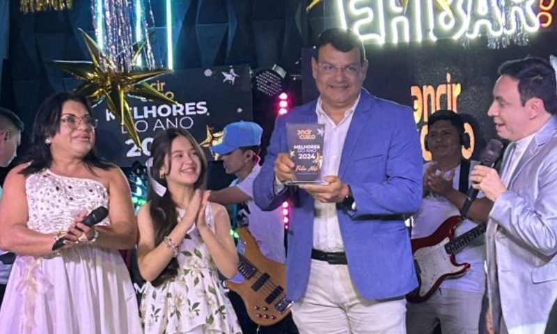 Fábio Melo recebe prêmio de ‘Jornalista de Destaque na Política’ no Melhores do Ano 2024