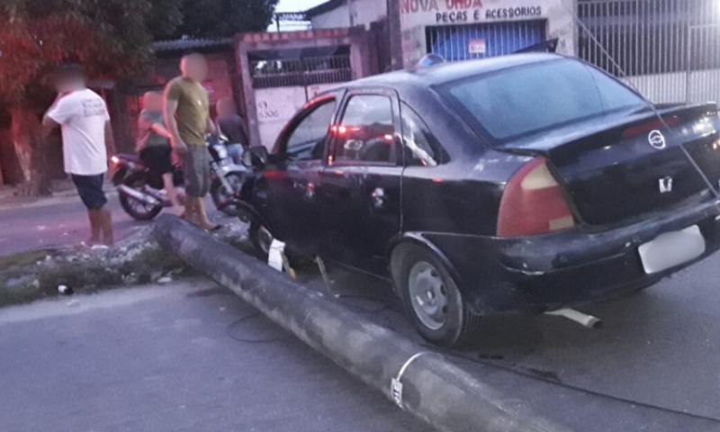 Carro desgovernado derruba poste durante acidente na zona Leste de Manaus; veja vídeo