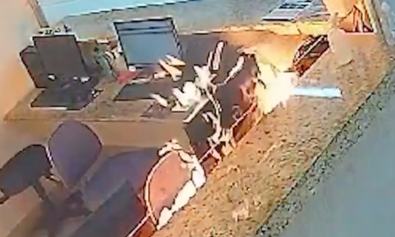 Veja momento em que mulher surta com péssimo atendimento médico e toca fogo em recepção de hospital