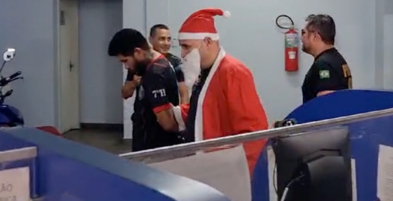 Foragido da penitenciária do Amapá é preso por Papai Noel disfarçado no Jorge Teixeira; veja vídeo