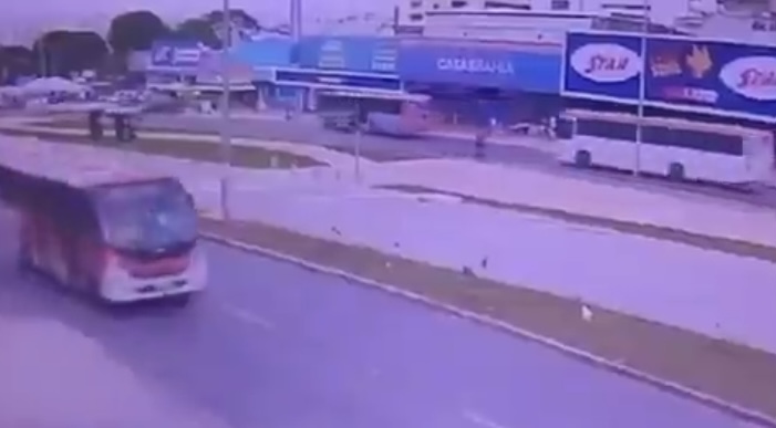 Ciclista é atropelado e arrastado por ônibus na faixa de pedestre; veja vídeo