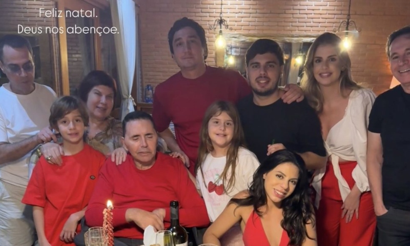 Após anos de reclusão, ex-deputado Sabino Castelo Branco reaparece em foto de Natal com a família
