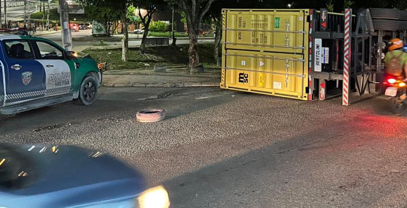 Manobra perigosa termina em tombamento de carreta na Zona Norte de Manaus; veja
