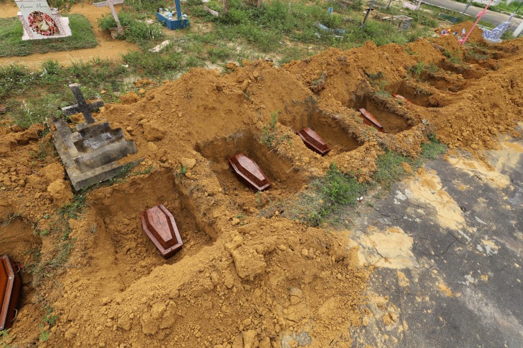 Mais de 15 fetos abandonados em maternidade de Manaus são sepultados