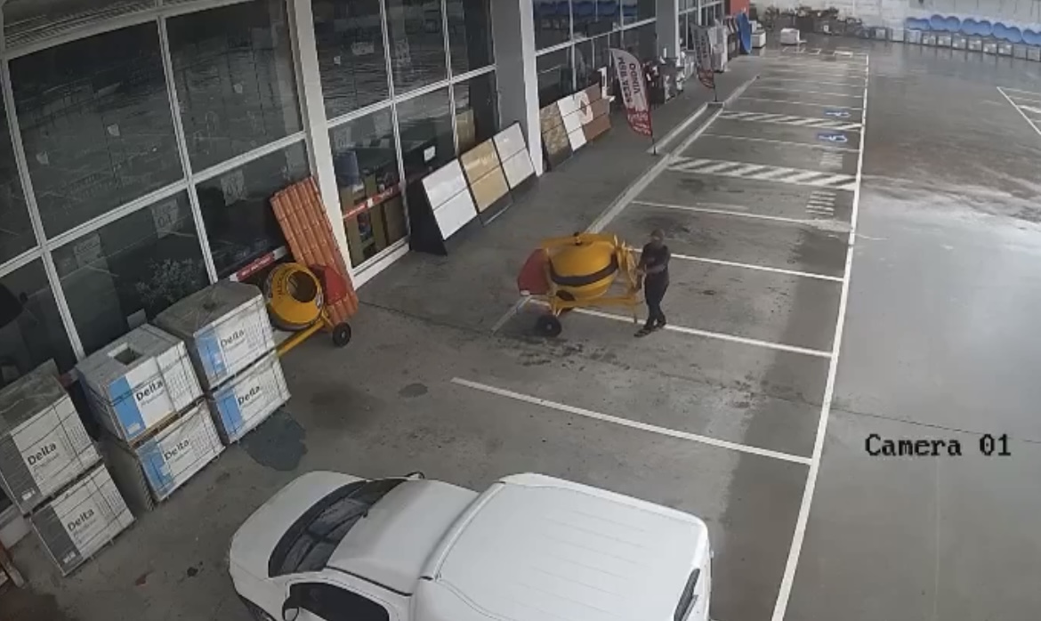 ‘Lalau’ furta betoneira avaliada em R$ 6 mil em plena luz do dia em Manaus; veja vídeo