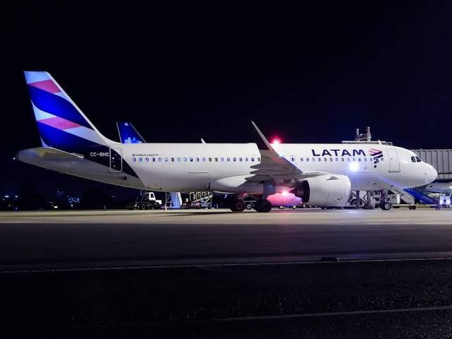 Avião da Latam declara emergência e faz pouso forçado em Brasília