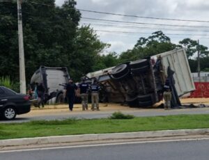 Motorista perde controle de carreta e causa acidente na Avenida do Turismo; veja