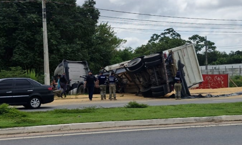 Motorista perde controle de carreta e causa acidente na Avenida do Turismo; veja
