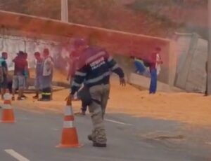 Veja como ficou o caminhão tombado que transportava carga de milho no Rapidão; vídeo