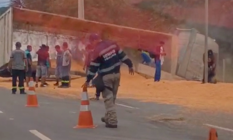 Veja como ficou o caminhão tombado no Rapidão que transportava carga de milho; vídeo